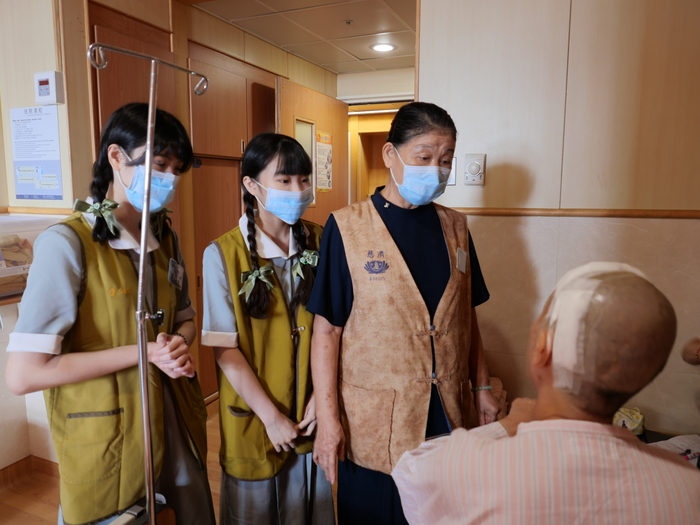 醫院志工-在資深的慈濟委員陪伴下,同學們進入各個單位關懷病人.