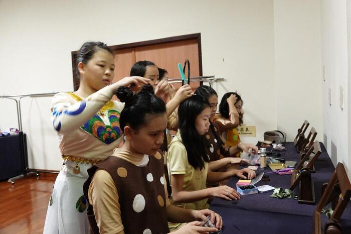 經過十多場的演出後，同學們也學會梳理各種髮型。