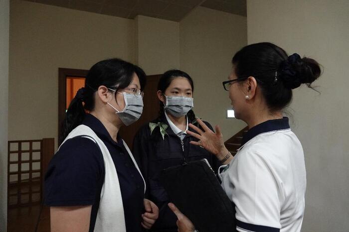 飾演孔雀大姊的汪鈺婷(右)感冒了，為了維護大家的健康，鈺婷和媽媽戴著口罩來了。主任立即趨前關心。