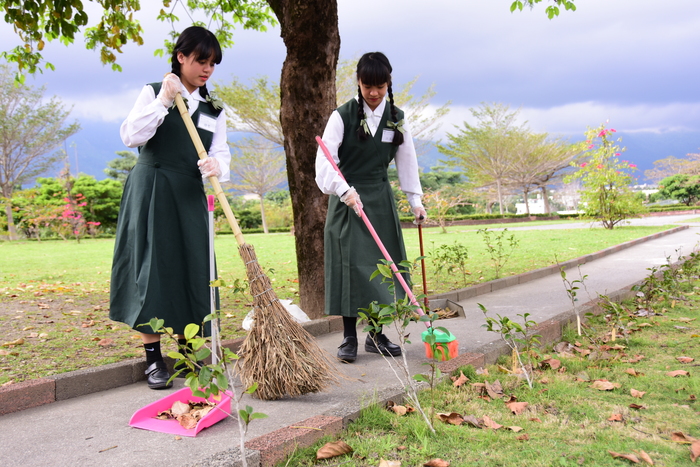 同學們前往榮民之家進行志工服務,協助環境清掃