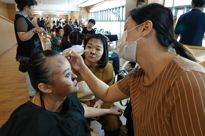 臺中區志工邀來專業化妝師，幫團員畫動物彩妝。