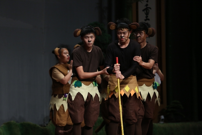 飾演猴子的三位男同學都來自馬來西亞，語言、生活習慣沒有隔閡，演起戲來更有默契。