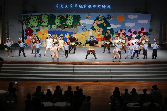 臺南親子班的小朋友，歡喜參與兒童劇和大哥哥、大姊姊一起演出。
